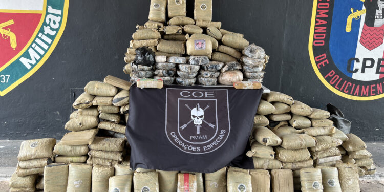 PM apreende cerca de 320 quilos de drogas e prende quatro pessoas em Novo Airão