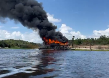 Polícia Federal destrói draga utilizada no garimpo ilegal em Manaus