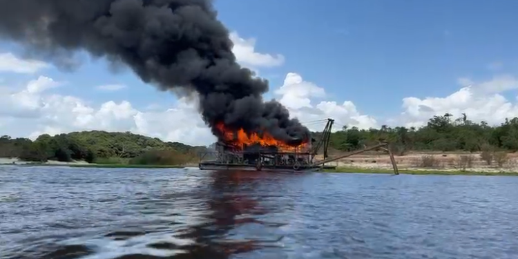 Polícia Federal destrói draga utilizada no garimpo ilegal em Manaus