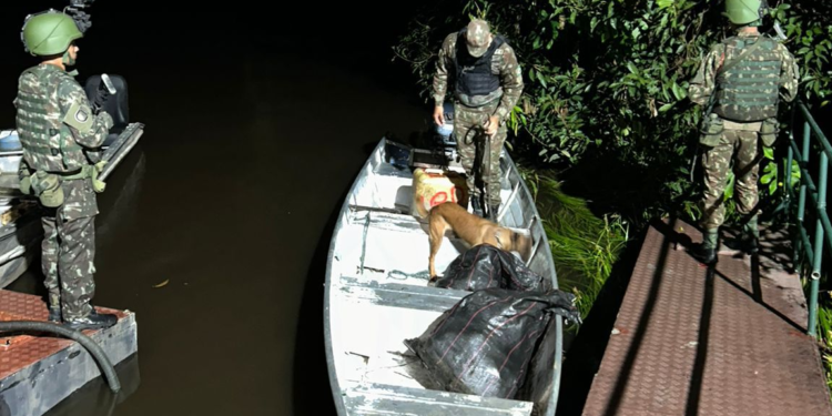 Na fronteira do Amazonas, Exército apreende 110 kg de drogas em embarcação