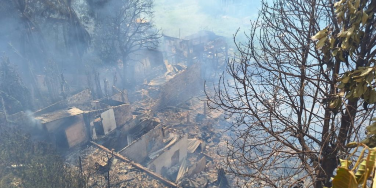 Incêndio destrói ao menos 30 casas em Manaus
