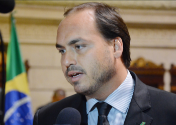 Carlos Bolsonaro é alvo de operação da Polícia Federal