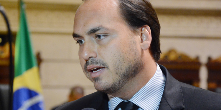 Carlos Bolsonaro é alvo de operação da Polícia Federal