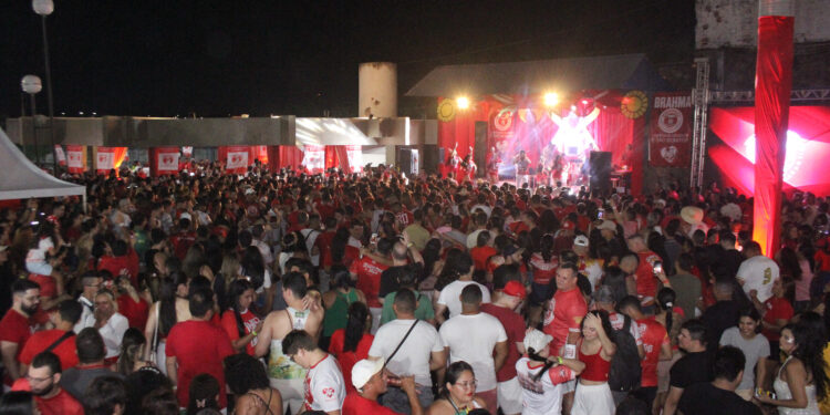 Garantido reúne multidão no primeiro ensaio da Batucada de 2024