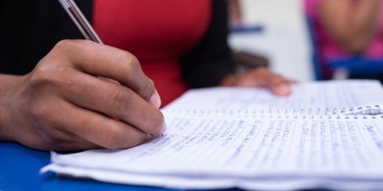 Projeto oferta curso de língua portuguesa para refugiados e migrantes em Manaus