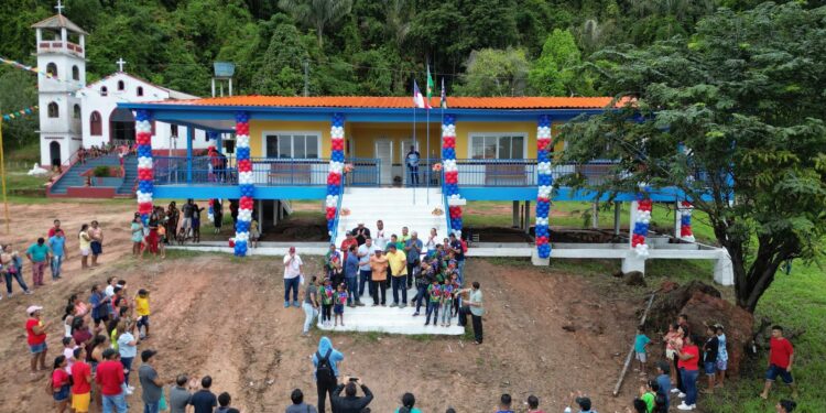 Parlamentar destaca inauguração da Escola São Francisco, na Serra da Valéria, em Parintins