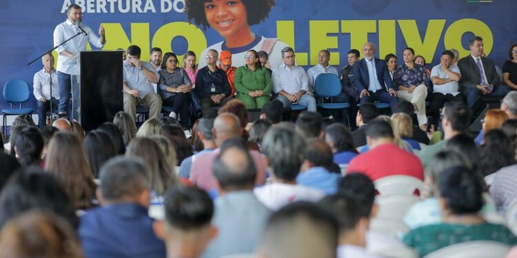 Wilson Lima abre ano letivo com ampliação do ensino bilíngue e inauguração de 32 laboratórios de robótica e ensino tecnológico