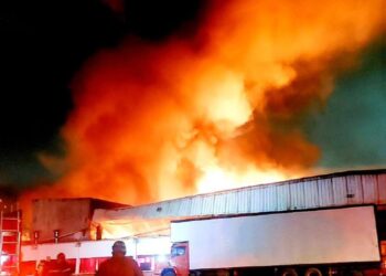 Corpo de Bombeiros combate incêndio de grande proporção em fábrica de colchões no bairro Distrito