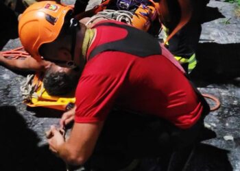 Bombeiros resgatam homem que caiu de barranco de 60 metros de altura em Manaus