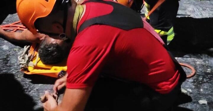 Bombeiros resgatam homem que caiu de barranco de 60 metros de altura em Manaus