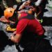 Bombeiros resgatam homem que caiu de barranco de 60 metros de altura em Manaus