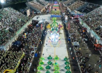 Escolas do grupo especial levam para avenida desfiles grandiosos na disputa pelo título de campeã 