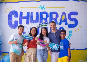 Observação sobre as fotos: a aluna com a família é a Louise e a outra que está usando óculos é a Emanuelle.