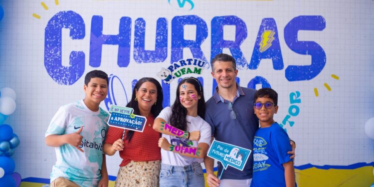 Observação sobre as fotos: a aluna com a família é a Louise e a outra que está usando óculos é a Emanuelle.