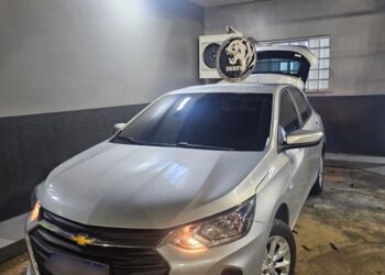 Mulher é presa pela polícia trafegando com placa de carro clonada em Manaus
