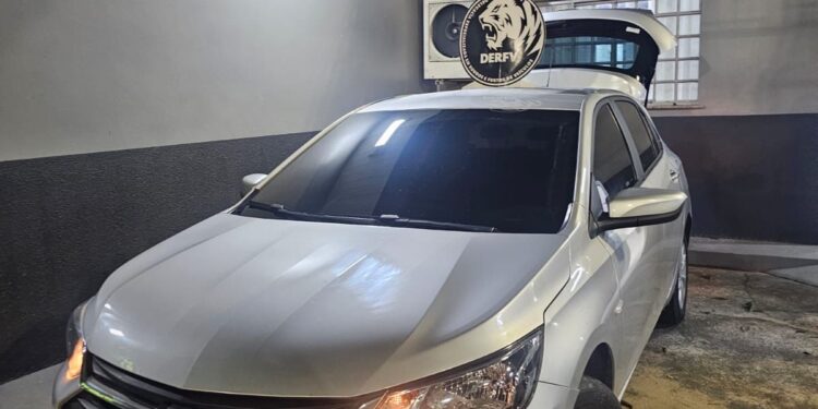 Mulher é presa pela polícia trafegando com placa de carro clonada em Manaus