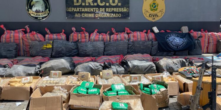 Polícia prende trio e apreende armas e quase 3 toneladas de drogas no Amazonas