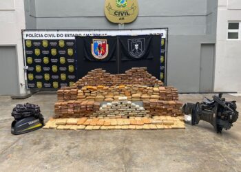 Amazonas: PM prende homem e apreende 435 quilos de drogas em embarcação no Rio Negro