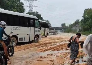 Prefeitura interdita parte da avenida das Torres após proteção de barranco ceder