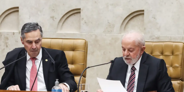 No STF, Lula defende regulação das redes sociais no país