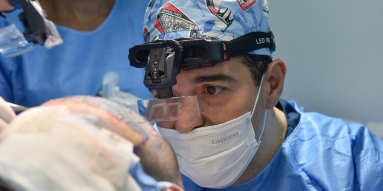 Saúde e Estética: Transplante de sobrancelhas ganha popularidade em Manaus