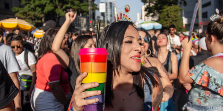 Carnaval: saiba como curar a ressaca com líquidos e alimentos naturais