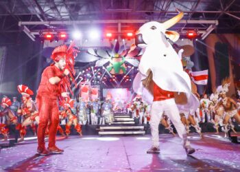 Garantido encanta público e leva tradição para a 1ª noite do Carnaboi, em Manaus