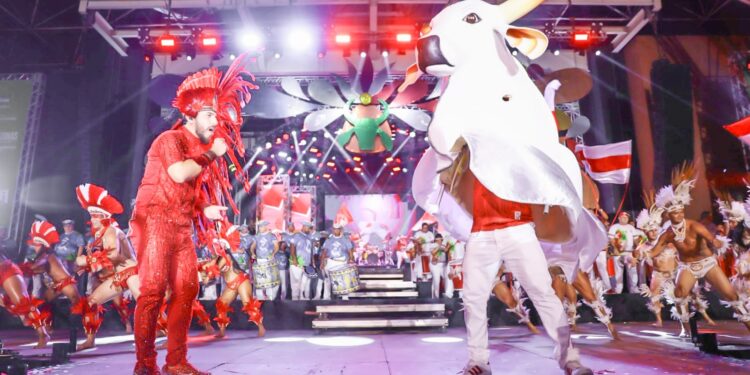 Garantido encanta público e leva tradição para a 1ª noite do Carnaboi, em Manaus