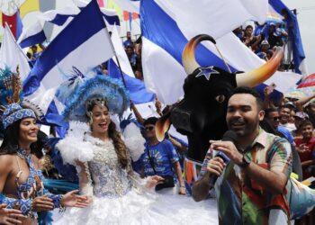 Carnaboi: Caprichoso brilha em rede nacional e galera azulada se destaca
