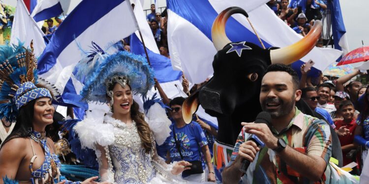 Carnaboi: Caprichoso brilha em rede nacional e galera azulada se destaca