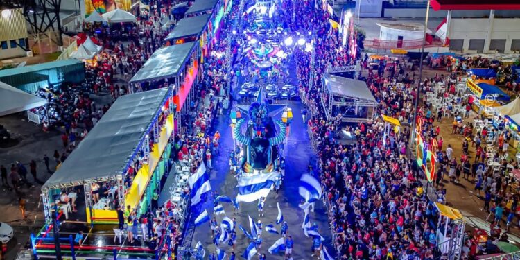Caprichoso transforma Carnaboi em noite do Festival de Parintins