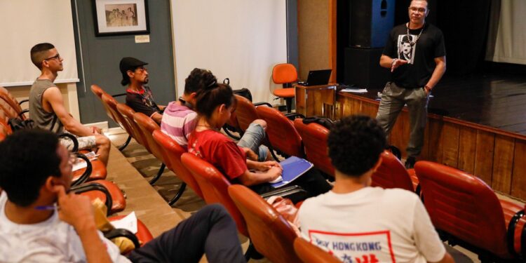 Oficinas gratuitas de roteiro e audiovisual são oferecidas no Cineteatro Guarany
