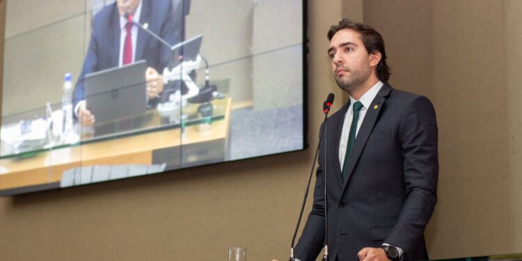‘Cotão’: Deputado diz que é o mais econômico da Assembleia Legislativa do AM