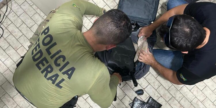 Polícia Federal prende colombiano com droga em fundo falso de mala
