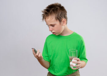 Intoxicação por medicamentos em crianças: especialista alerta para riscos e como evitar