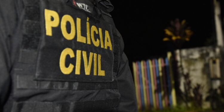 Polícias prendem homem por estupro da filha de 13 anos, em Boca do Acre (AM)
