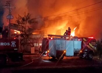 Manaus: Bombeiros combatem incêndio de grande proporção em galpão de empresa