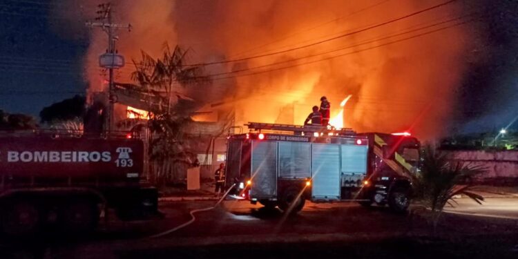 Manaus: Bombeiros combatem incêndio de grande proporção em galpão de empresa