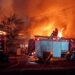 Manaus: Bombeiros combatem incêndio de grande proporção em galpão de empresa