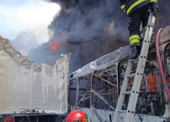 Corpo de Bombeiros combate incêndio de grande proporção em veículos dentro de porto privativo