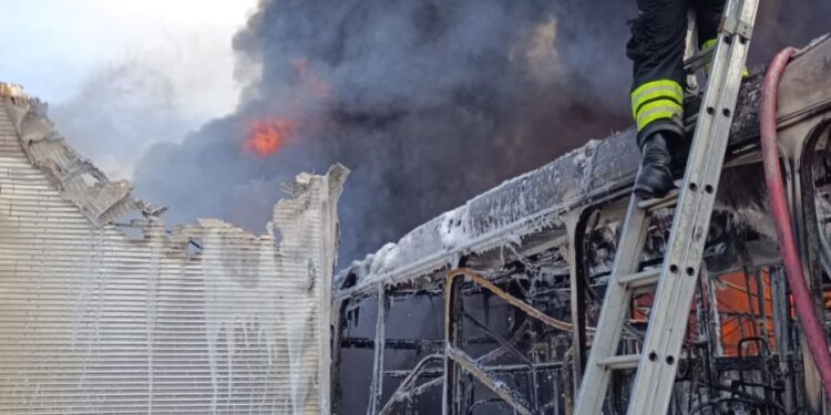 Corpo de Bombeiros combate incêndio de grande proporção em veículos dentro de porto privativo