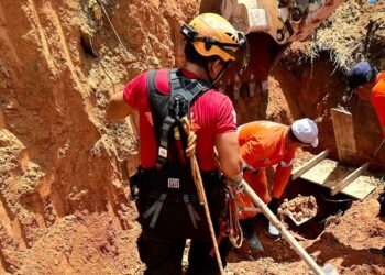 Manaus: Bombeiros resgatam vítimas soterradas em canteiro de obra privada