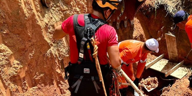 Manaus: Bombeiros resgatam vítimas soterradas em canteiro de obra privada