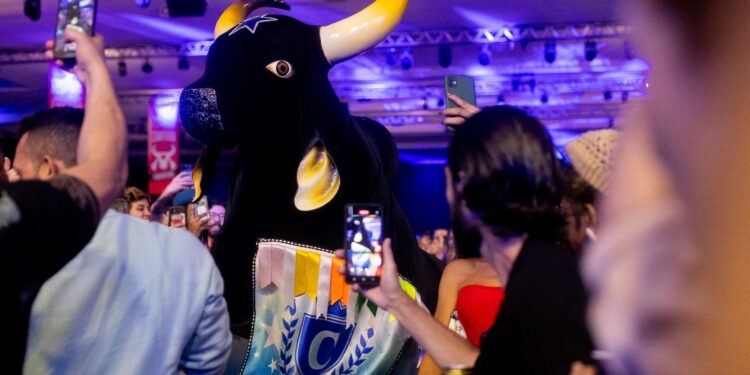 Bois de Parintins levam o show ‘Caprichoso e Garantido: O Duelo da Amazônia’, ao Festival de Curitiba