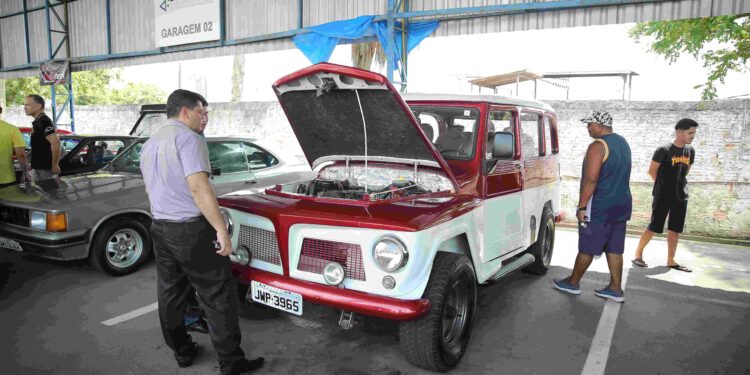 Em parceria com clube de carros, Detran Amazonas realiza serviços para terceira exposição de veículos antigos