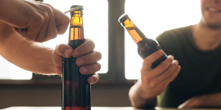 Conheça os riscos de misturar álcool com medicamentos