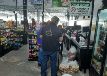 Supermercado no bairro Petrópolis é autuado por vendas de produtos impróprios para o consumo em Manaus