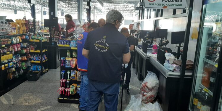 Supermercado no bairro Petrópolis é autuado por vendas de produtos impróprios para o consumo em Manaus