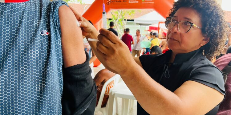 Amazonas realiza multivacinação nas escolas para atualização do esquema vacinal