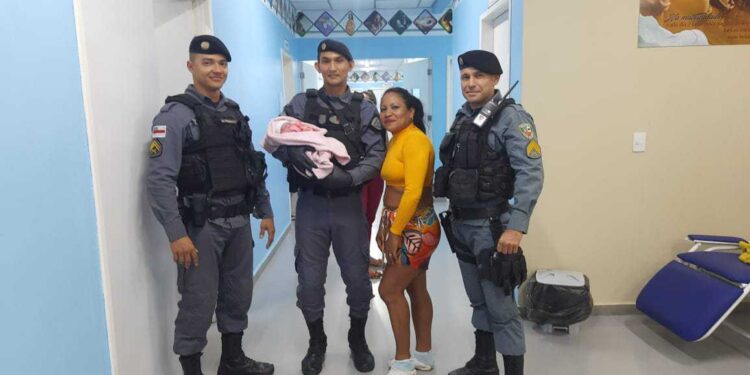 Policiais militares do Amazonas realizam parto dentro de viatura